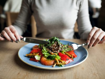 Alimentos que ajudam a emagrecer: mulher comendo vegetais