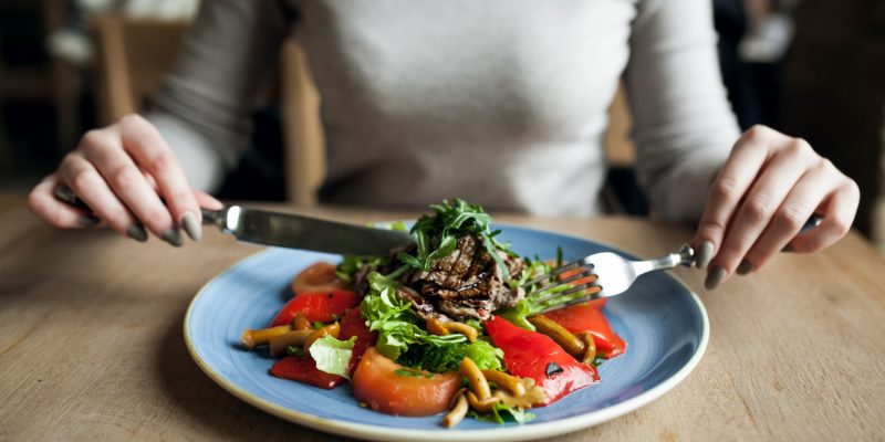 Alimentos que ajudam a emagrecer: mulher comendo vegetais