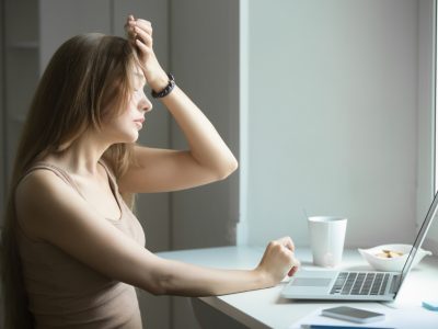 Síndrome de Burnout:: Mulher exausta