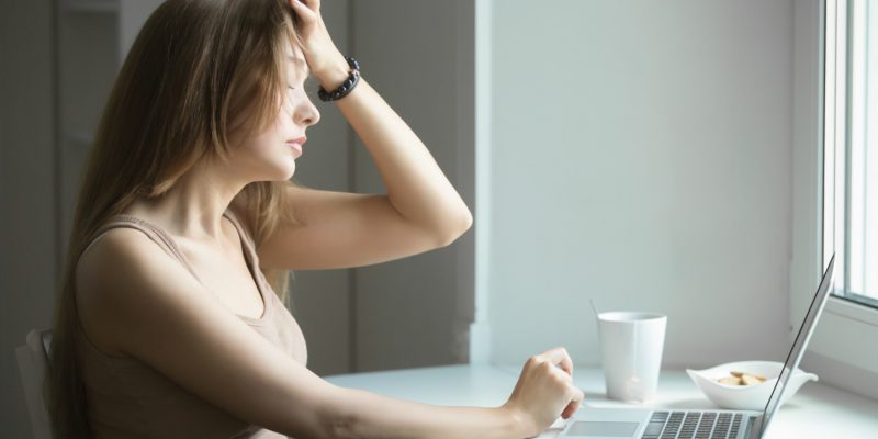 Síndrome de Burnout:: Mulher exausta