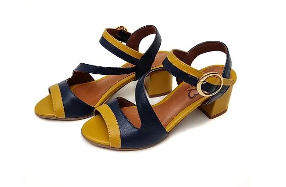 Cor e modelo de sapato 2023: sandália mostarda e azul 