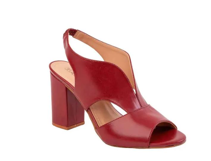 Cor e modelo de sapato 2023: sandália vermelha