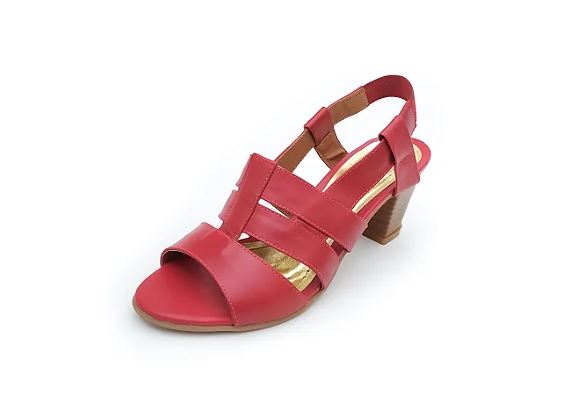 Cor e modelo de sapato 2023: sandália vermelha com detalhes