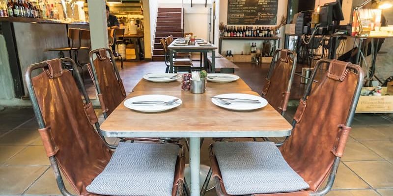 Mesa ajustada na mesa de jantar