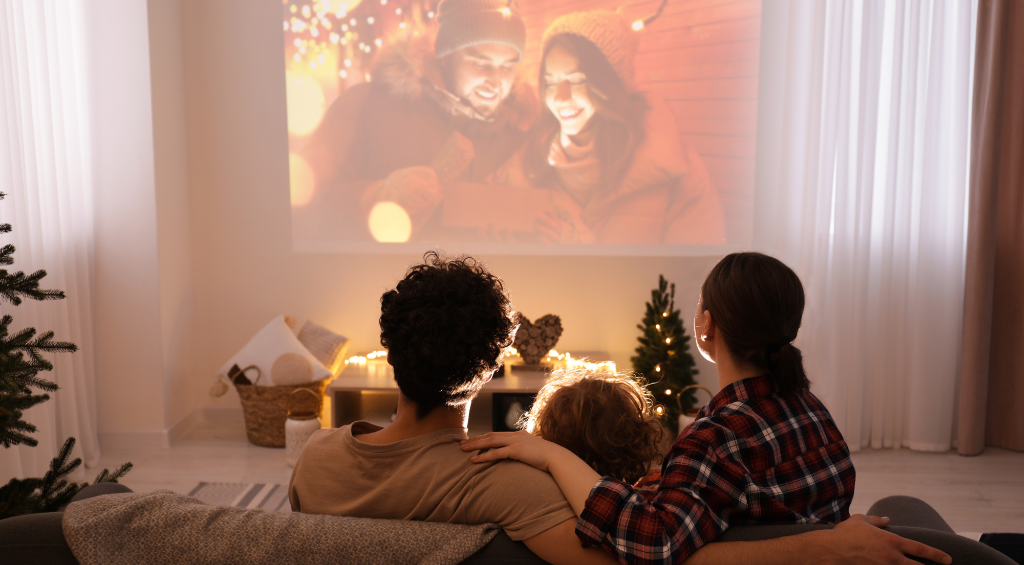 Casal assistindi filme na sala de casa