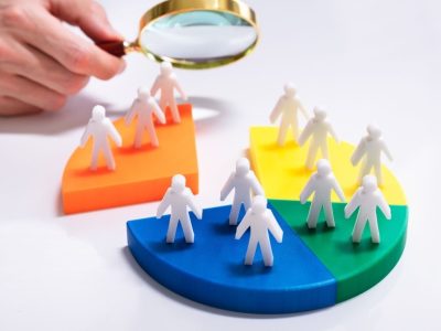 Segmentação de público: gráfico com cores diferentes, e bonecos em números diferentes por cor