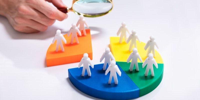 Segmentação de público: gráfico com cores diferentes, e bonecos em números diferentes por cor